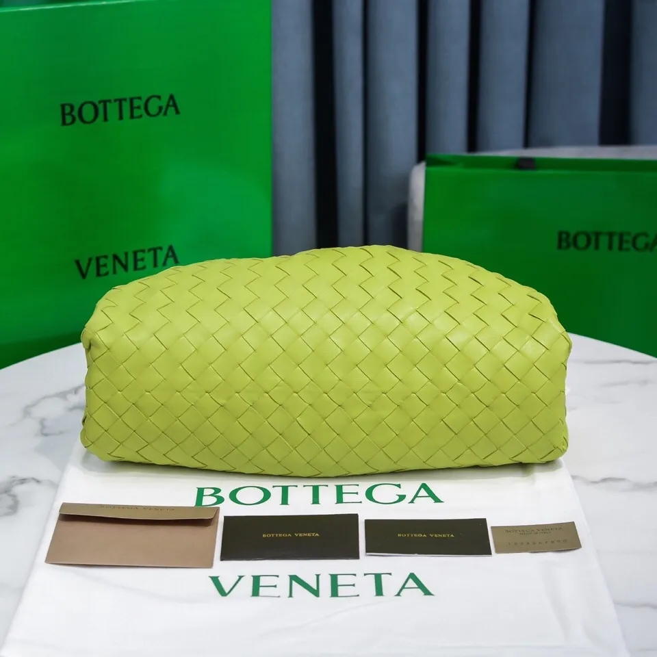 🔥🔥The counterattack of the popular Bottega Veneta started with this series of cloud bags, which went viral in the fashion circle and started a craze! Out of stock, out of stock, out of stock... One piece is hard to find, super hard to buy, regardless of age, season, or occasion. Very classy. Really, if you carry this on the road, it will turn heads! This is also the reason why this series is so expensive. Large size: 38*20*8.5cm [Big clouds and large grid weaving] Kiwi green